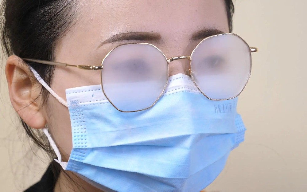 防霧濕巾成了有車族和眼鏡黨的福音