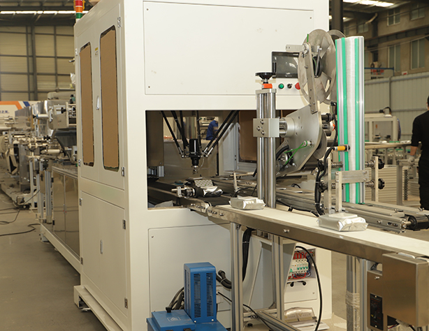 濕巾生產(chǎn)線中為什么要加配濕巾粘蓋機