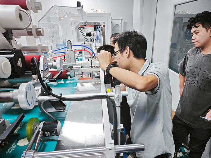 河北邢臺12道濕巾生產(chǎn)線現(xiàn)場培訓