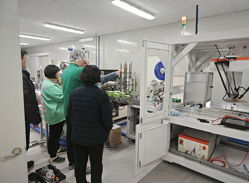 韓國濕巾粘蓋機現(xiàn)場