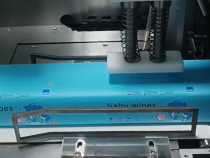 河北邢臺6道全自動濕巾機生產(chǎn)現(xiàn)場